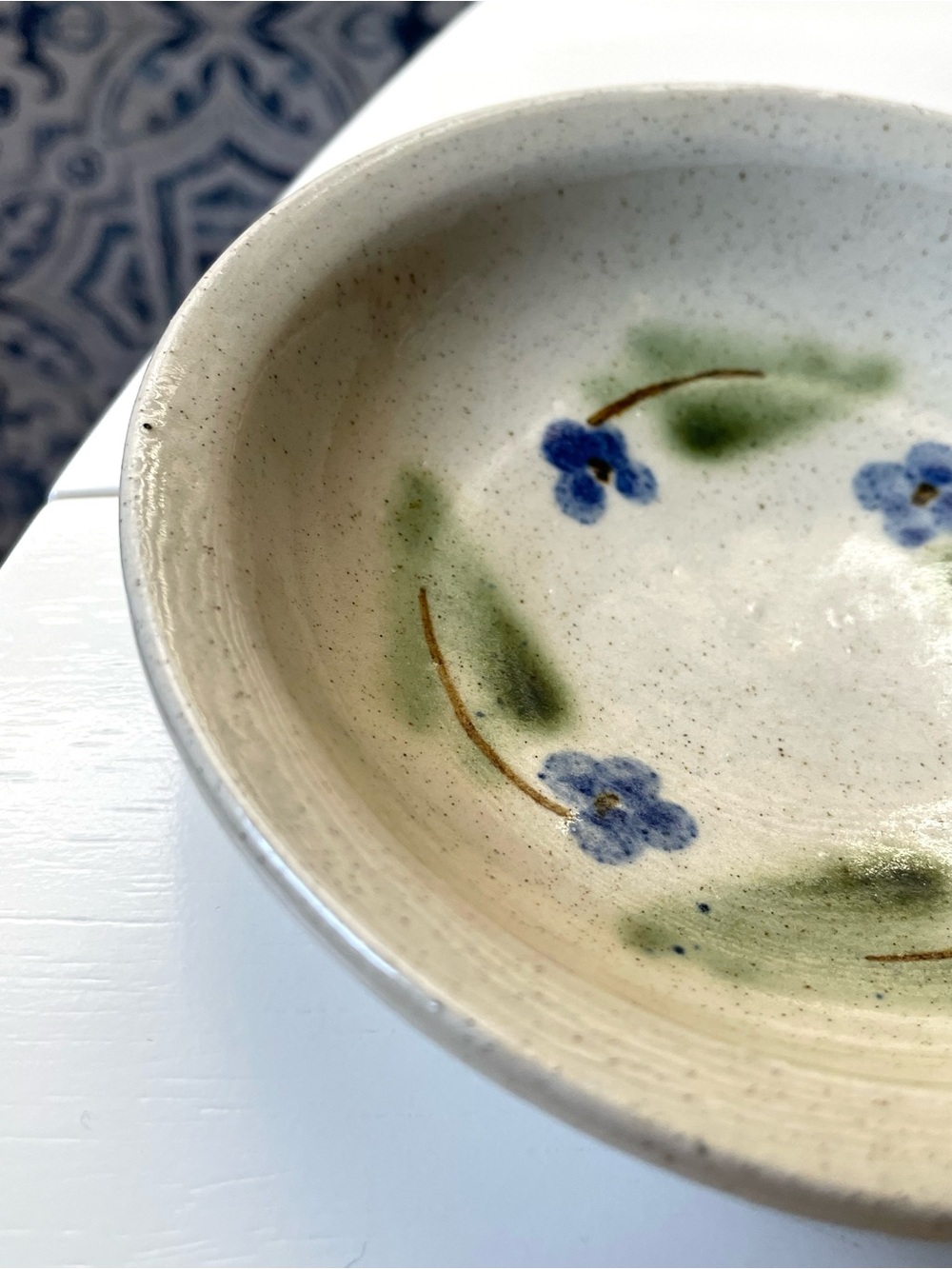 Charming signed art pottery speckled shallow trinket bowl w/ flowers rustic - Picture 3 of 9
